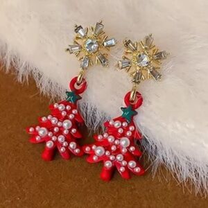 Red Christmas Tree Earrings – Festive Pearl & Crystal Holiday Jewelry
